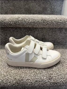 Veja Recife Chromefree leather sneakers women’s size 7